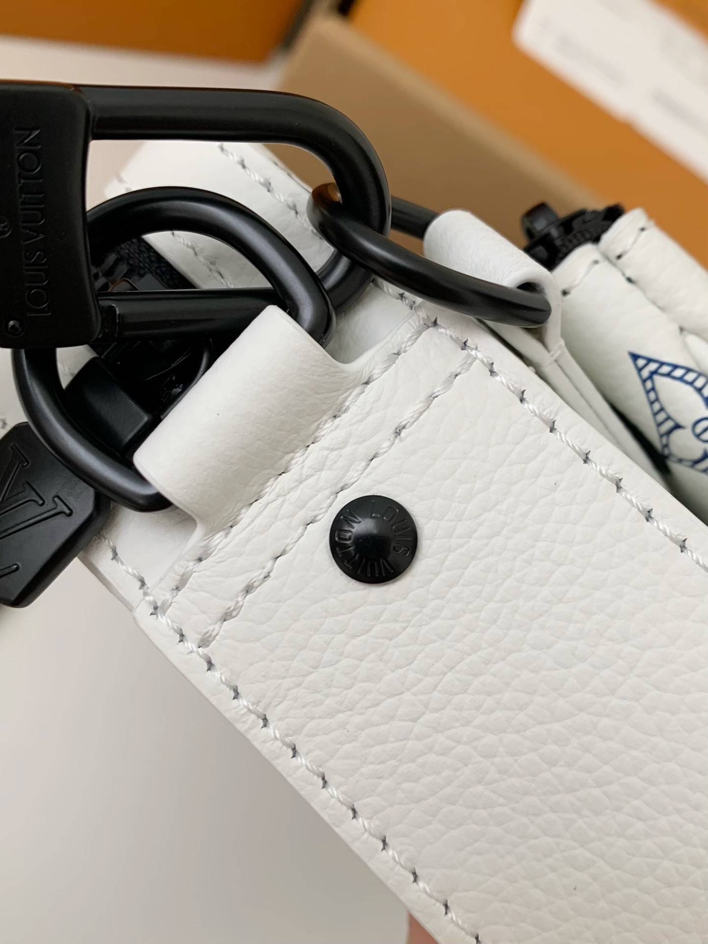 L*V The new TRIO Postman Pack M24753 Size: 25*18.5*7cm