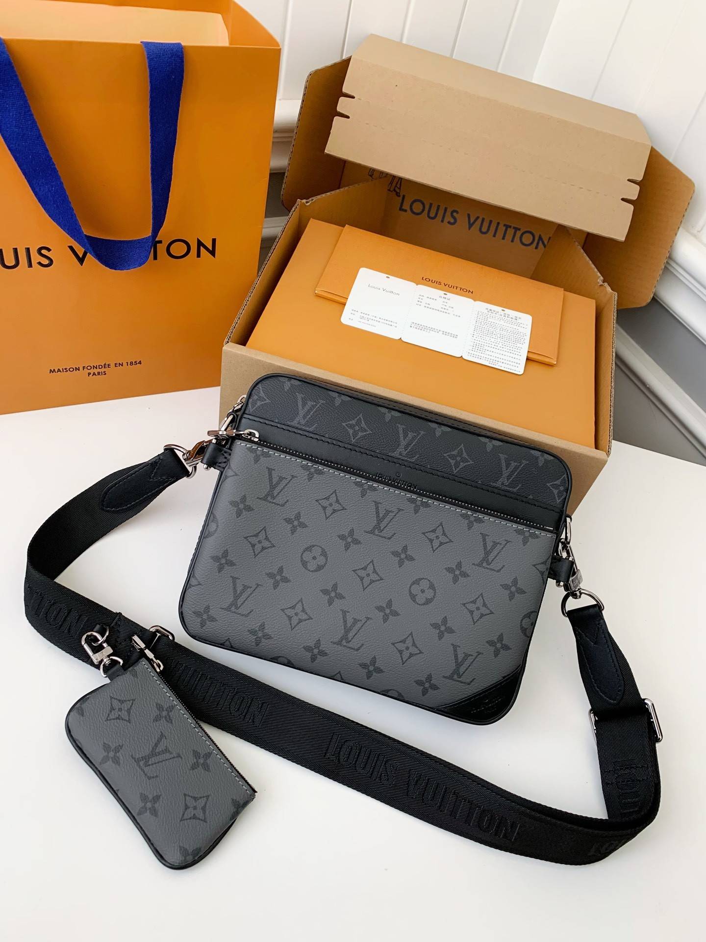 L*V Trio New Men’s colour-matching postman bag M69443 Size:25*18.5*7cm
