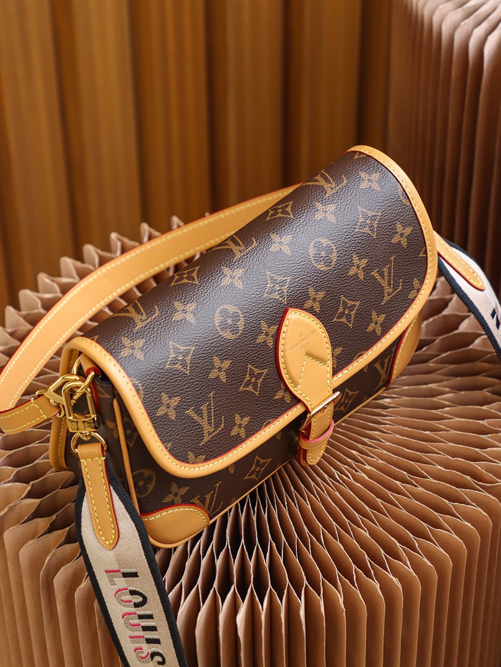 L*V Borsa Diane M45985,Size:9*15*24cm