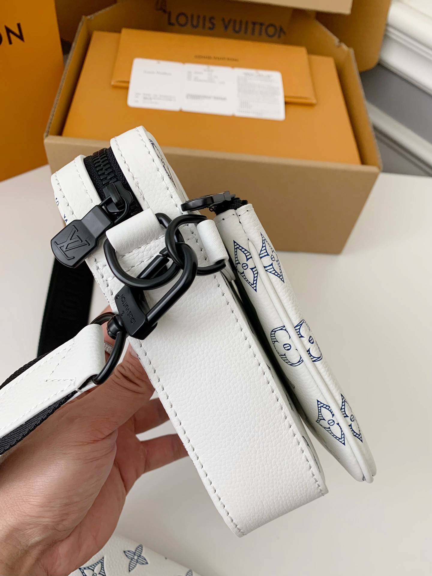 L*V The new TRIO Postman Pack M24753 Size: 25*18.5*7cm