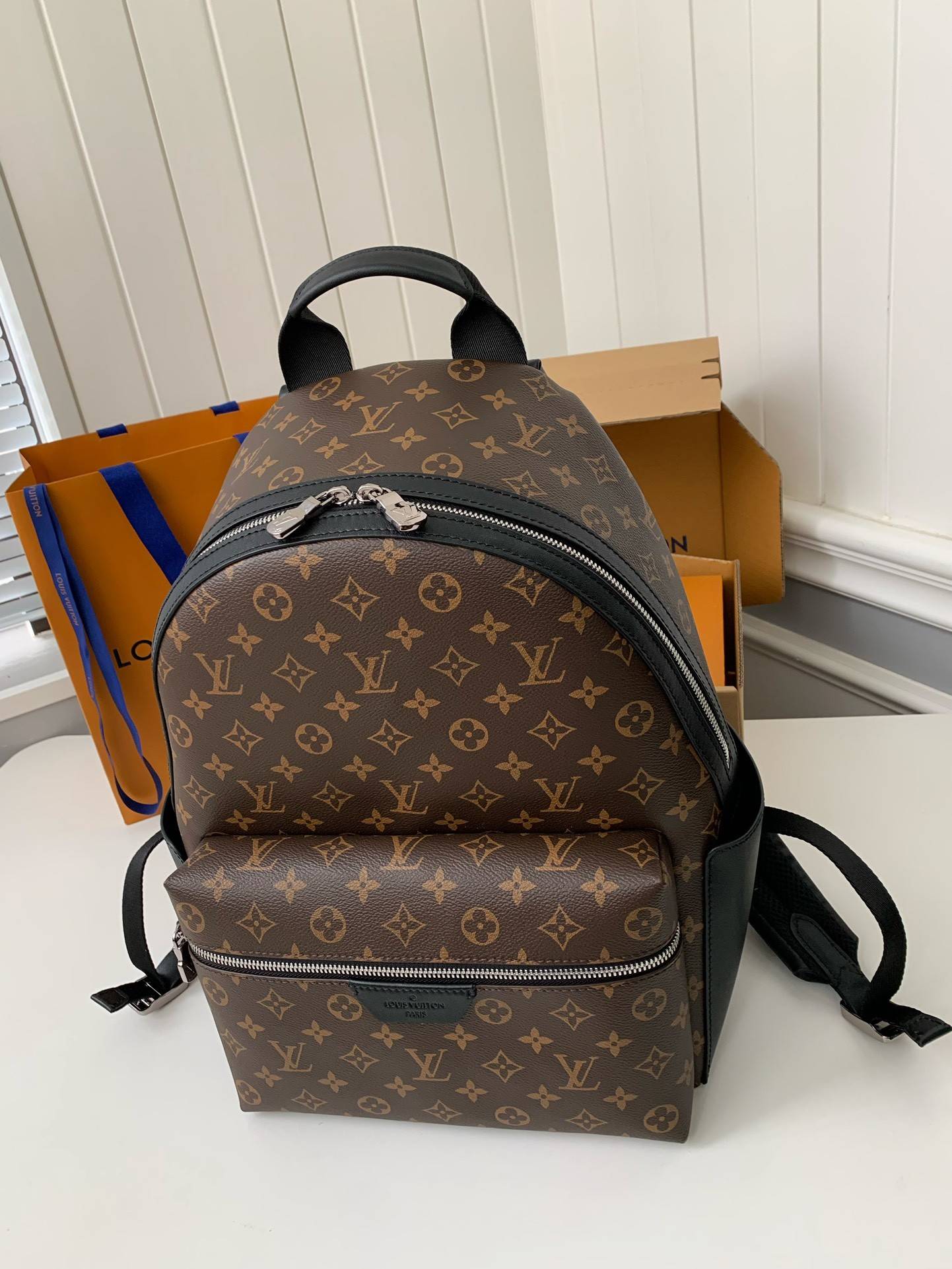 L*V 24s New DISCOverY Small Backpack M46684, Top Quality ?Size: 29 * 38 * 20cm