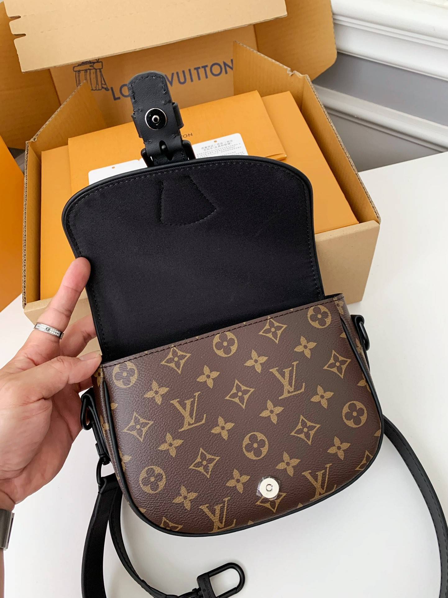 L*V New season Montsouris Small Messenger Bag M47060 Size:20*17*7cm