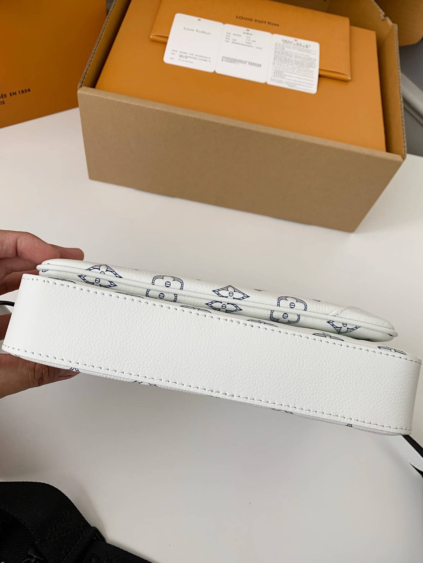 L*V The new TRIO Postman Pack M24753 Size: 25*18.5*7cm