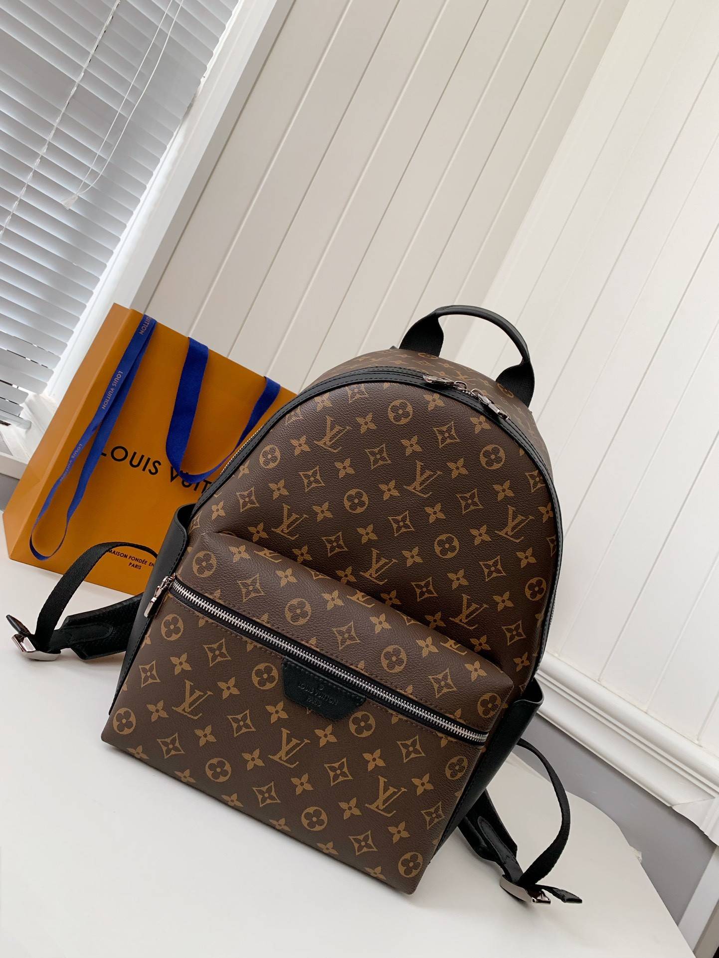 L*V 24s New DISCOverY Small Backpack M46684, Top Quality ?Size: 29 * 38 * 20cm