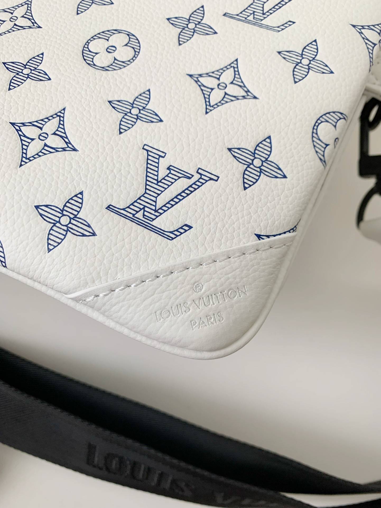 L*V The new TRIO Postman Pack M24753 Size: 25*18.5*7cm