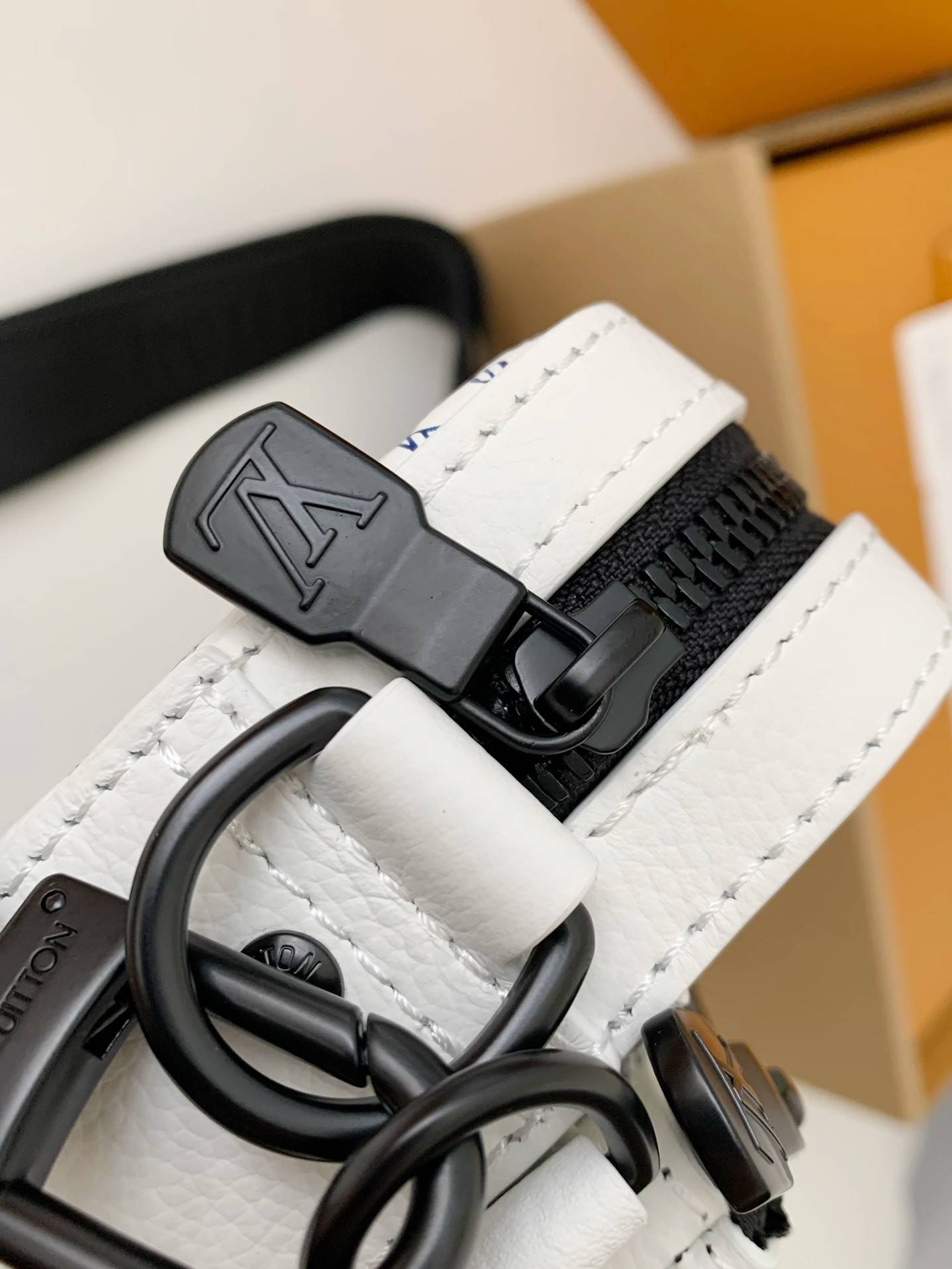 L*V The new TRIO Postman Pack M24753 Size: 25*18.5*7cm