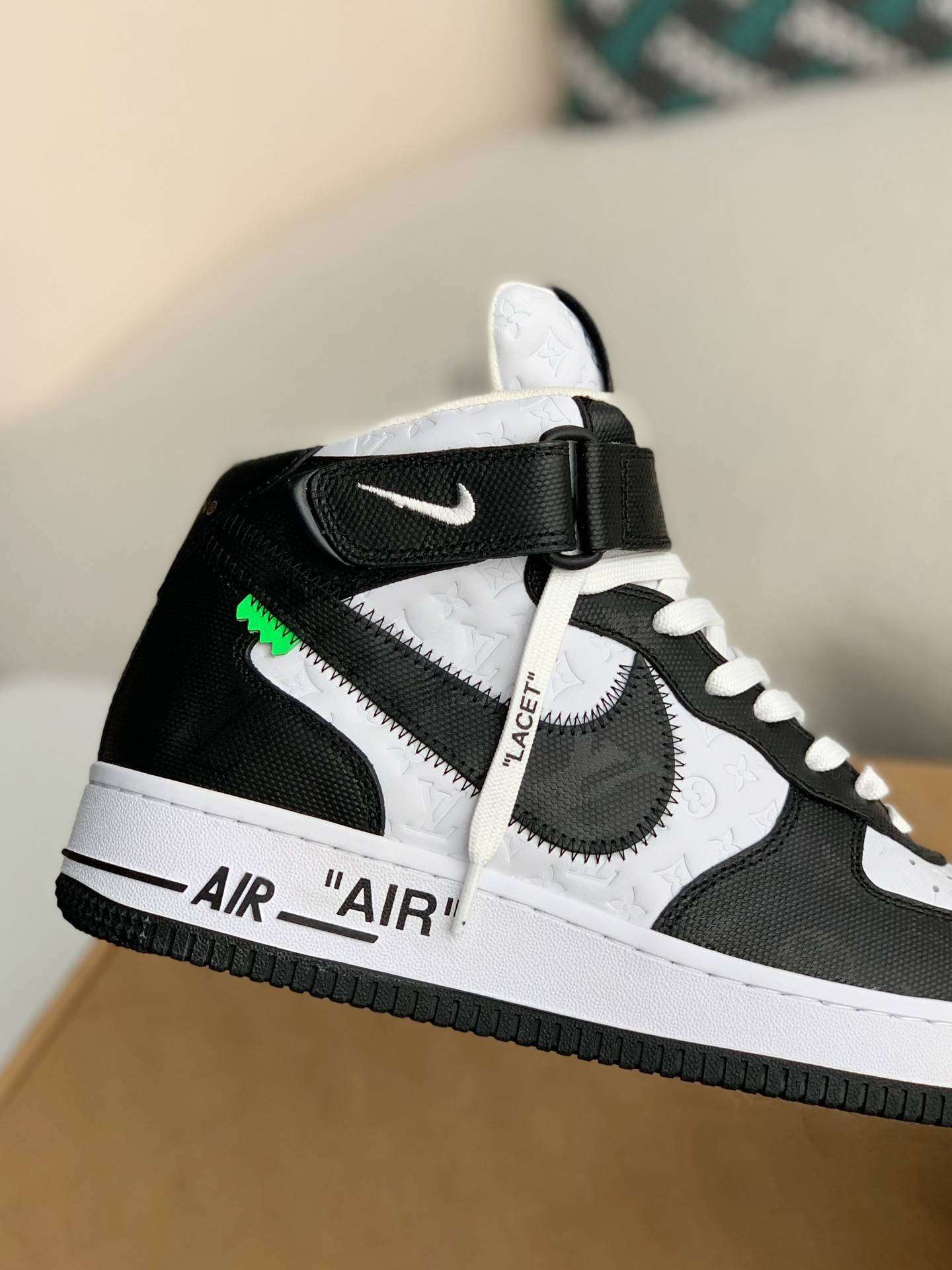 L*V SNEAKERS