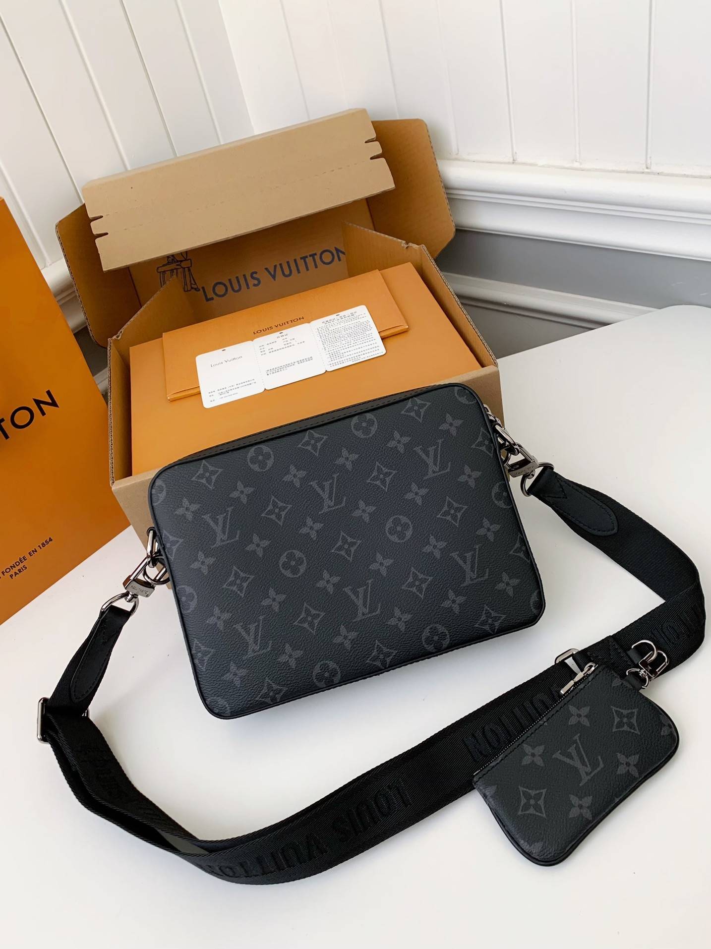 L*V Trio New Men’s colour-matching postman bag M69443 Size:25*18.5*7cm
