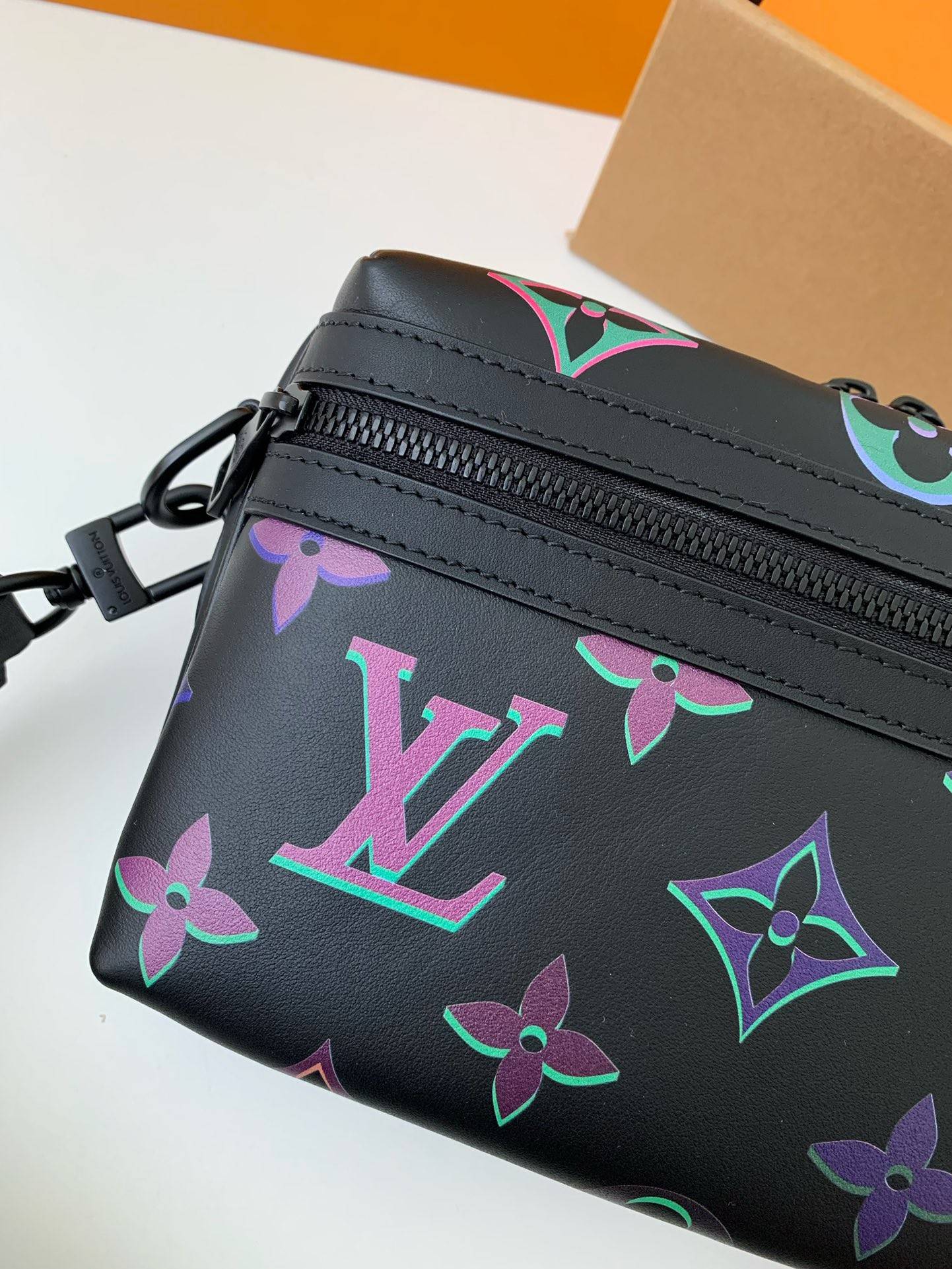 L*V COMET Full Leather Messenger Bag M22495