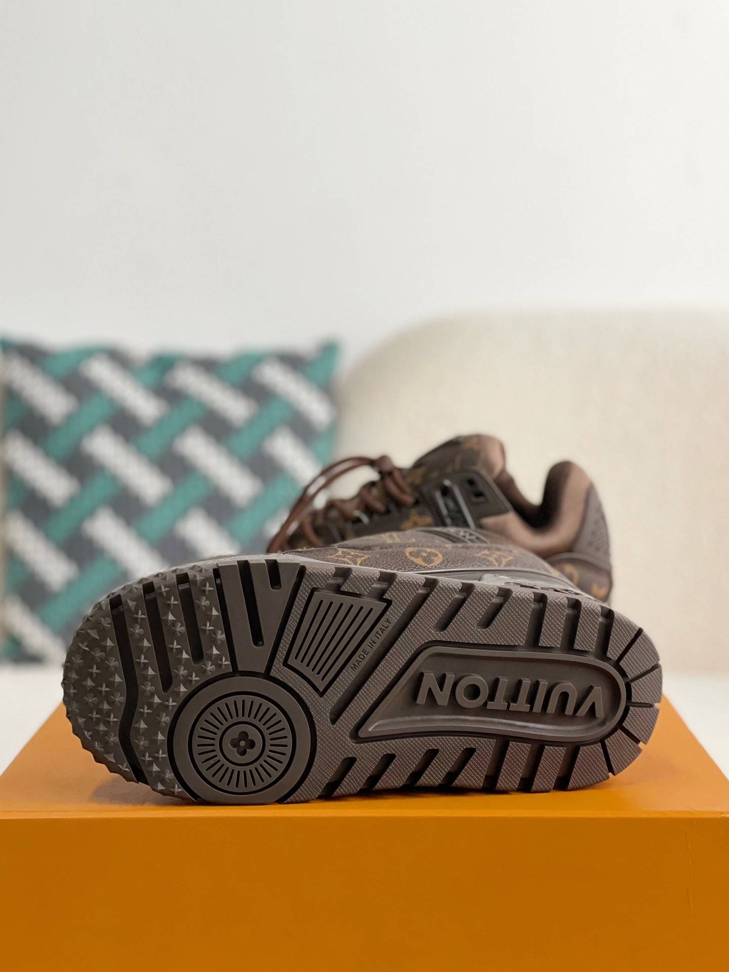 L*V TRAINER SNEAKERS