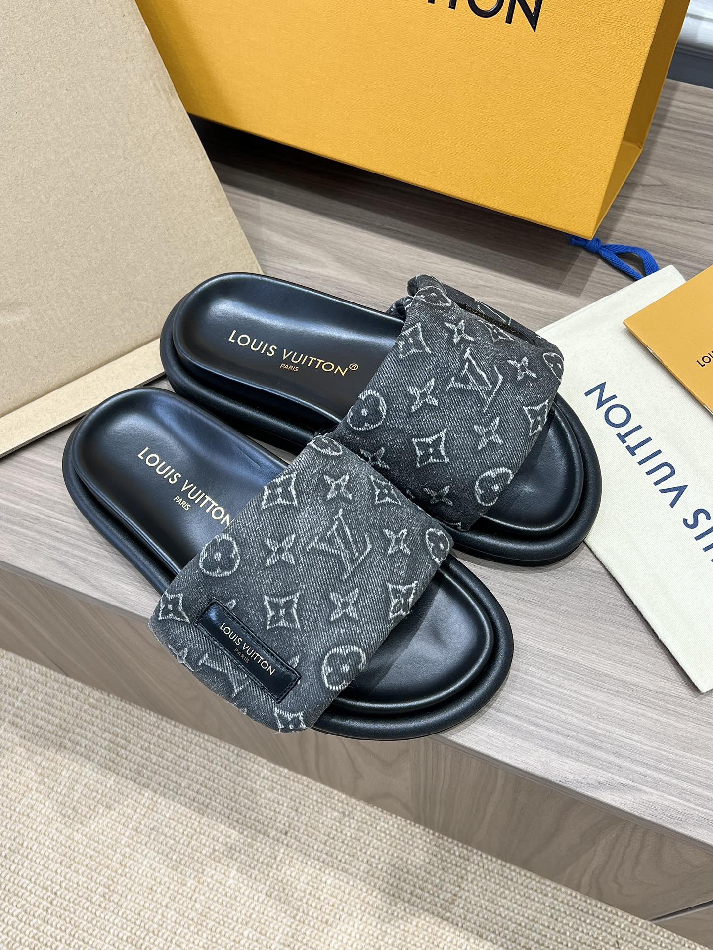L*V Pool Pillow Flat Comfort