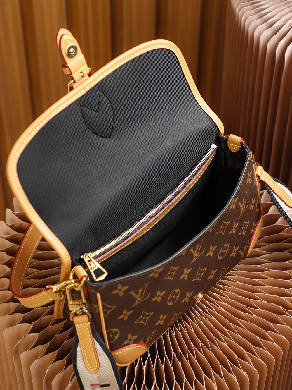 L*V Borsa Diane M45985,Size:9*15*24cm