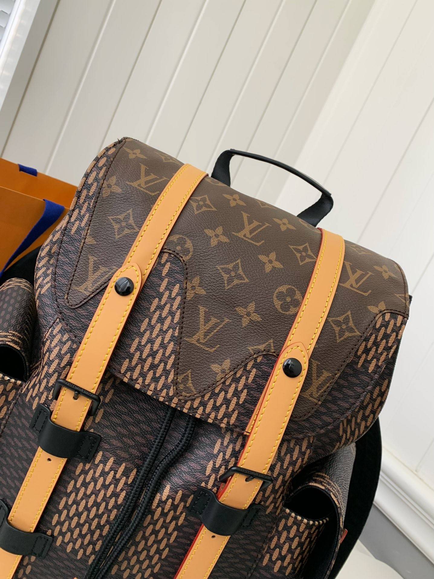 L*V Medium-sized men’s matching colored backpack M40350 Size:38*44*21cm