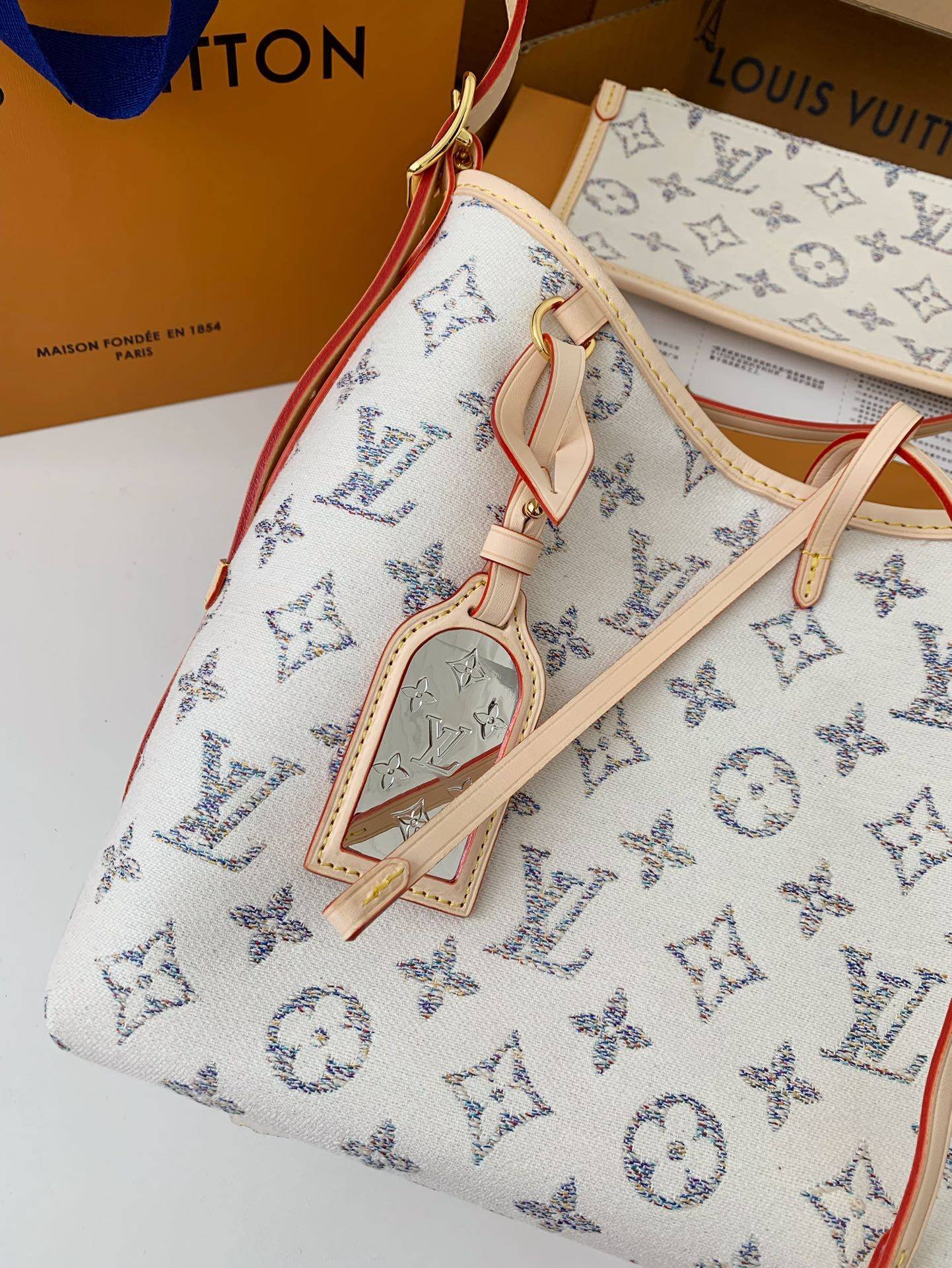 L*V Carryall small handbag M24707 Size:29*24*12cm