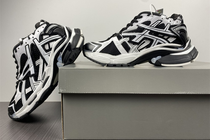 7.0 BALENCIAGA -Runner BLACK