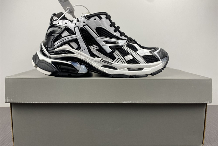 7.0 BALENCIAGA -Runner BLACK