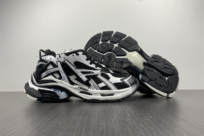 7.0 BALENCIAGA -Runner BLACK
