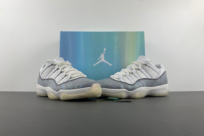 Air Jordan 11 Low 2025 HQ7000-001
