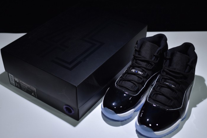 AIR JORDAN 11 RETRO 