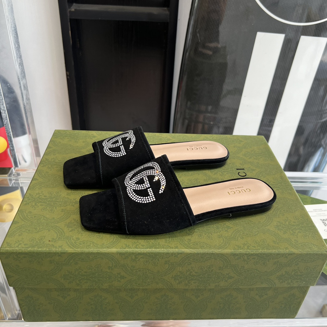 G*u*i slippers