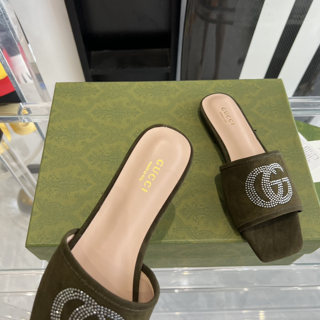 G*u*i slippers