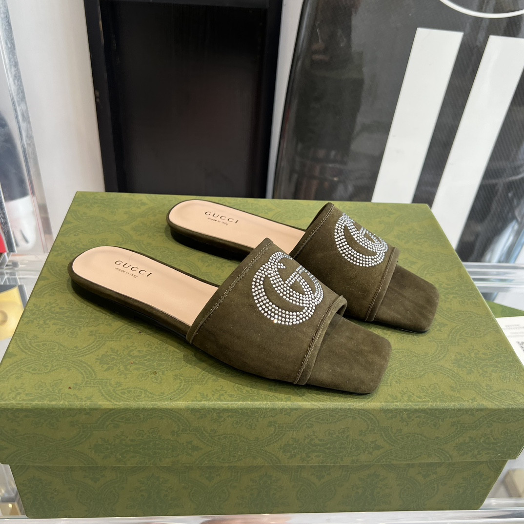 G*u*i slippers