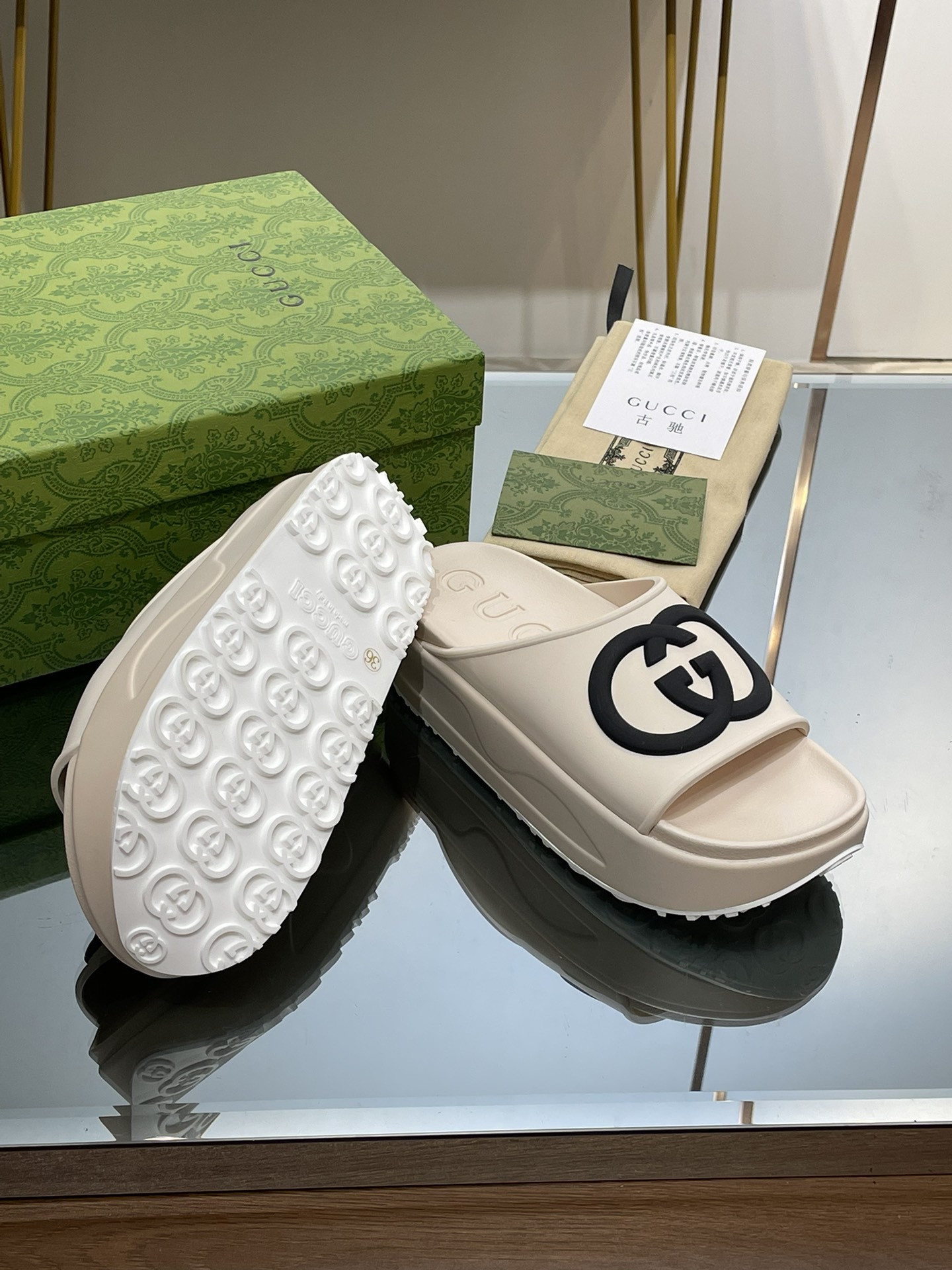 G*u*i slippers