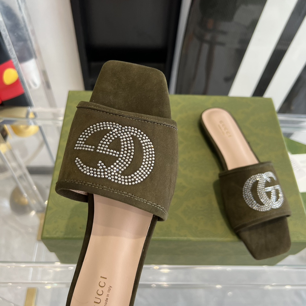 G*u*i slippers