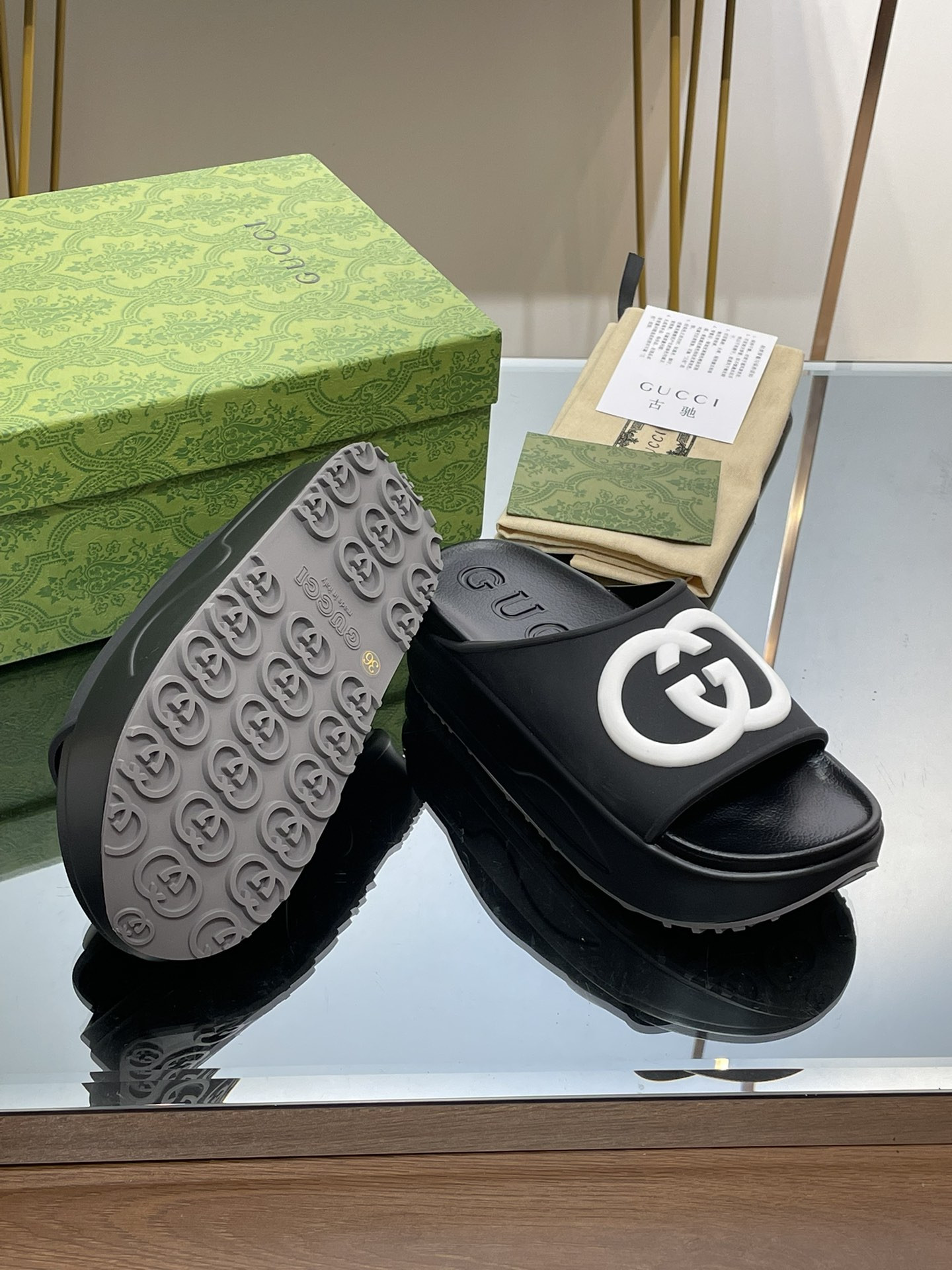 G*u*i slippers
