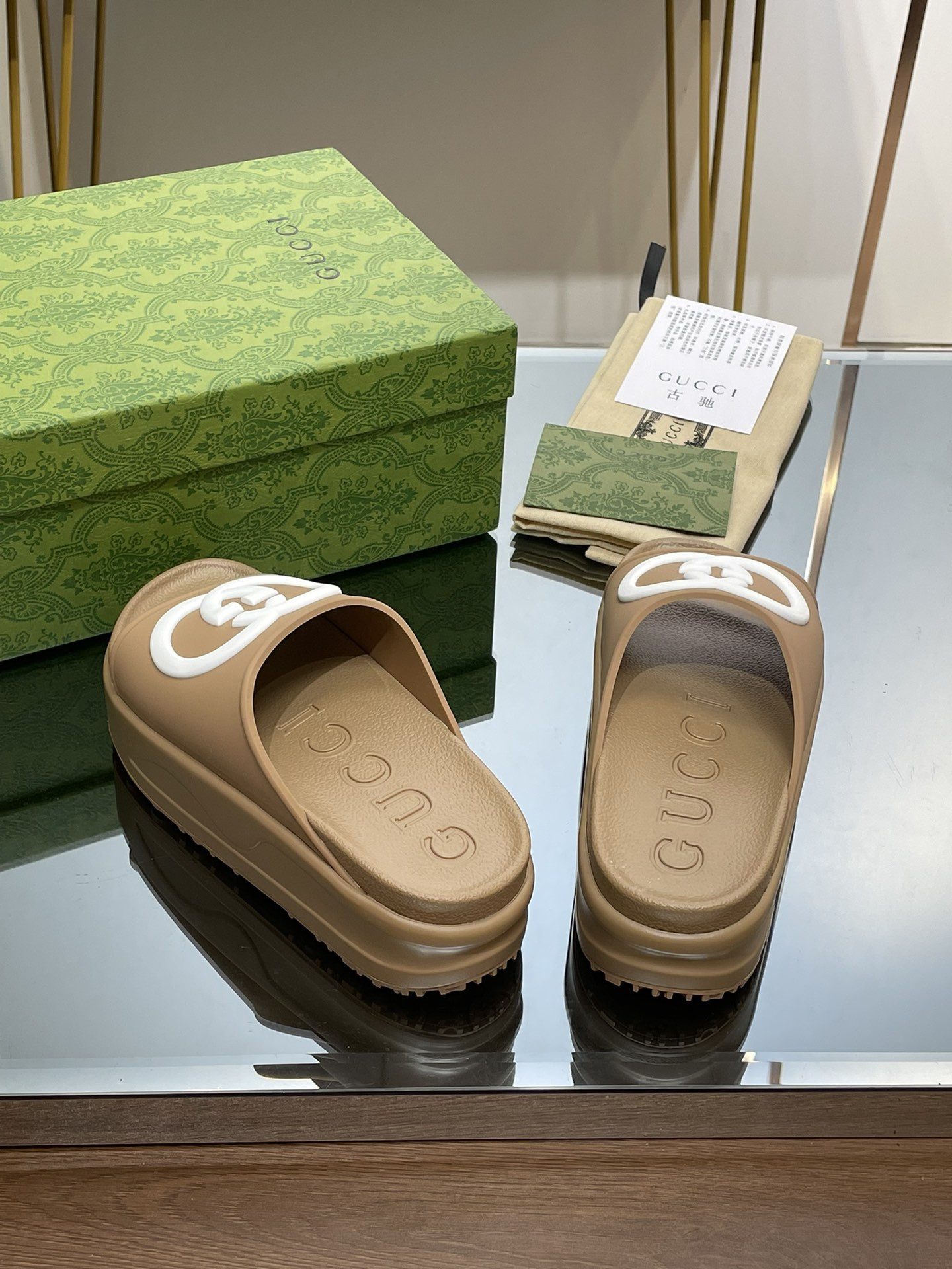 G*u*i slippers