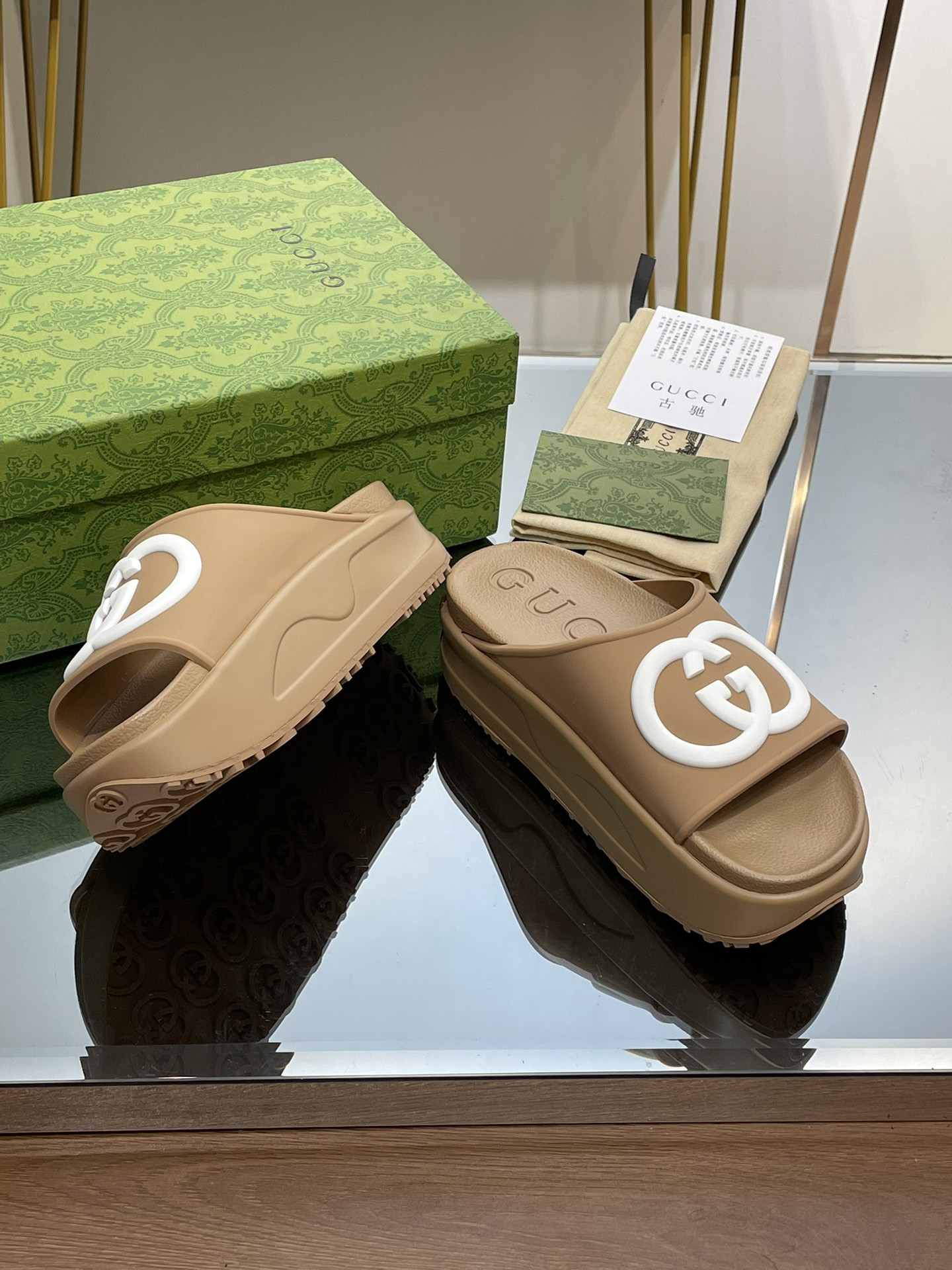 G*u*i slippers