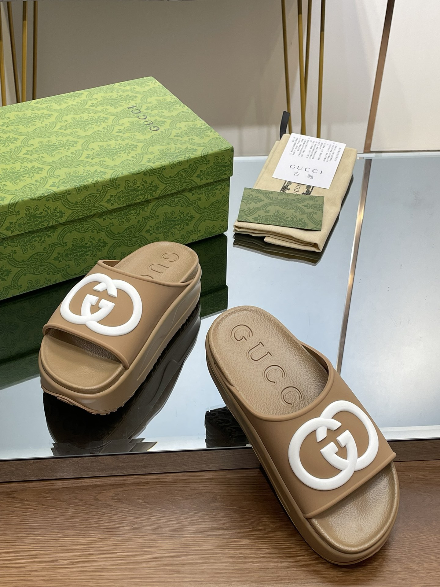 G*u*i slippers