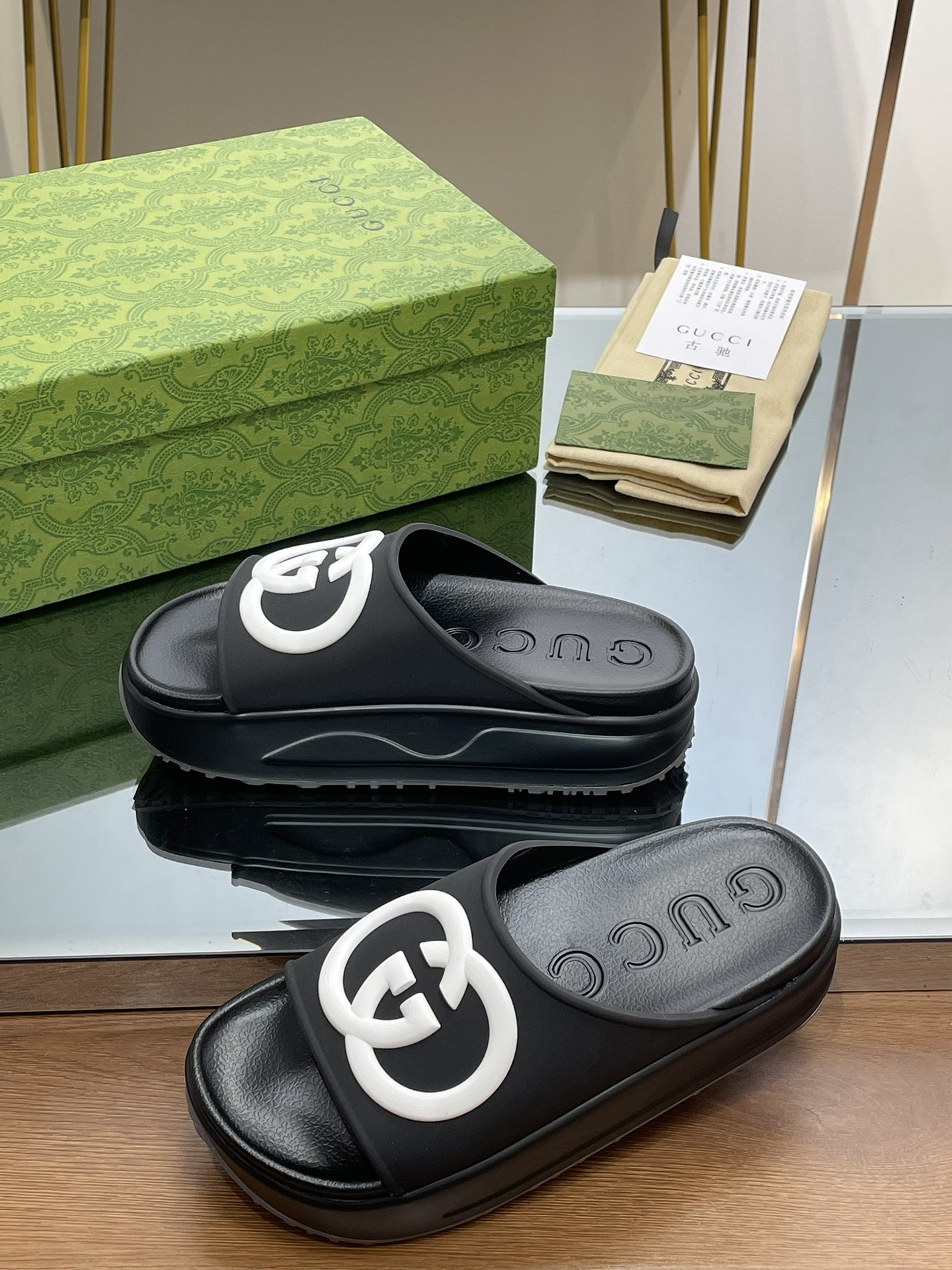 G*u*i slippers